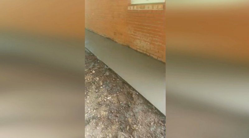 Заливка отмостки вокруг здания